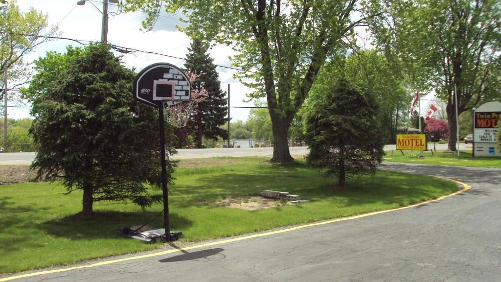 Twin Peaks Motel Napanee Esterno foto