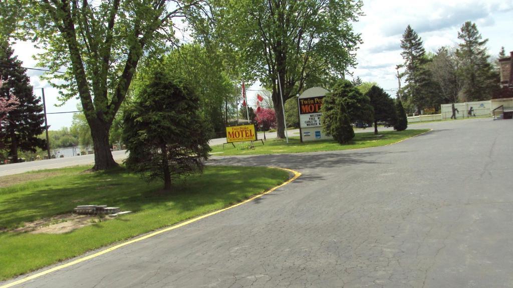 Twin Peaks Motel Napanee Esterno foto
