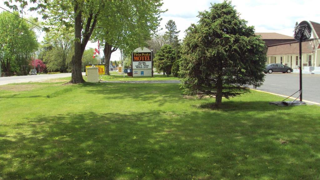 Twin Peaks Motel Napanee Esterno foto