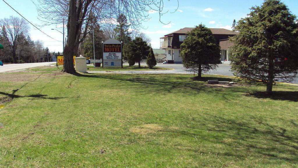 Twin Peaks Motel Napanee Esterno foto